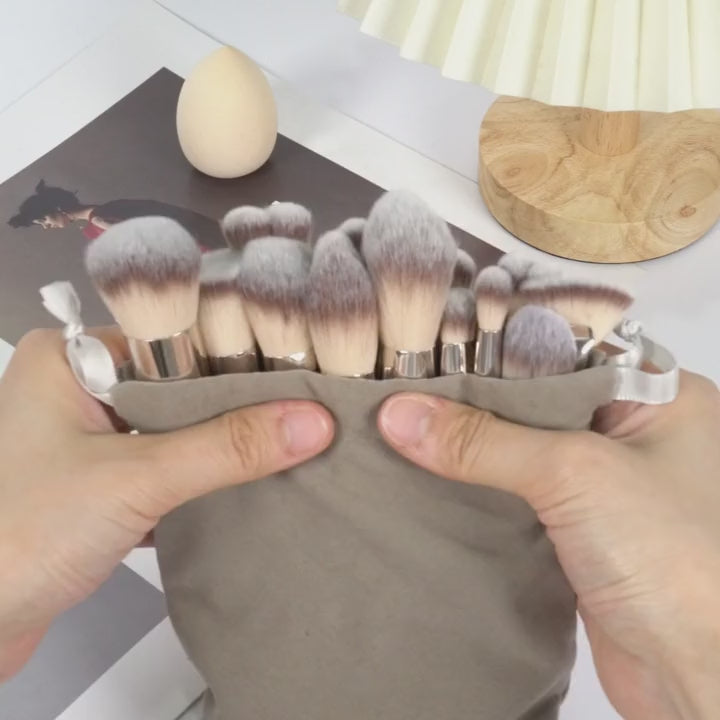 MAANGE 20-Piece Professional Makeup Brush Set – Ultra-Soft Brushes, Beauty Sponge & Luxury Velvet Travel Bag